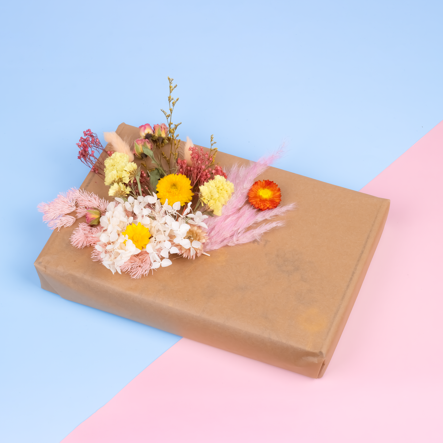 Trockenblumenstrauß in Geschenkverpackung